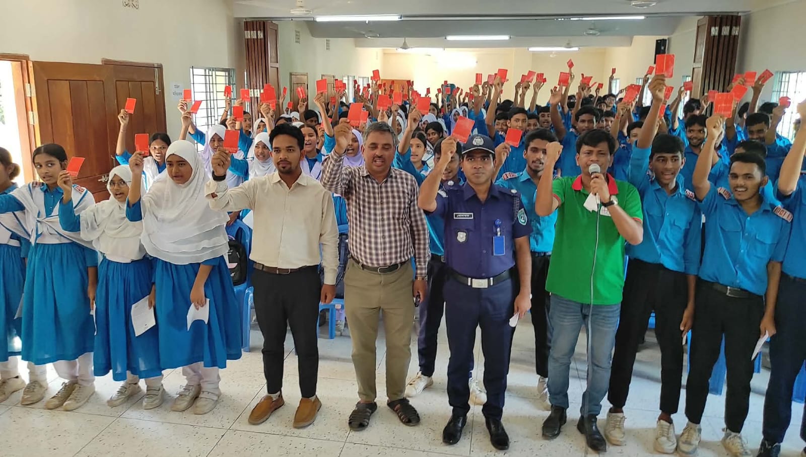 লাল কার্ড তুলে মাদক-অপরাধকে ‘না’ বলল ঠাকুরগাঁওয়ের শিক্ষার্থীরা